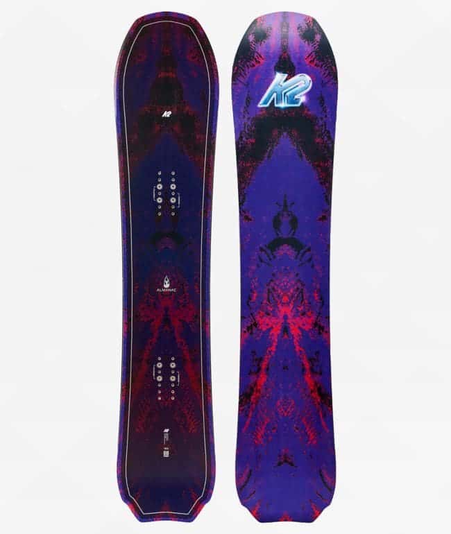 Tabla de snowboard K2 Almanac 2026 con gráfica simétrica en violeta, azul y rojo, y logo K2 cromado en la base