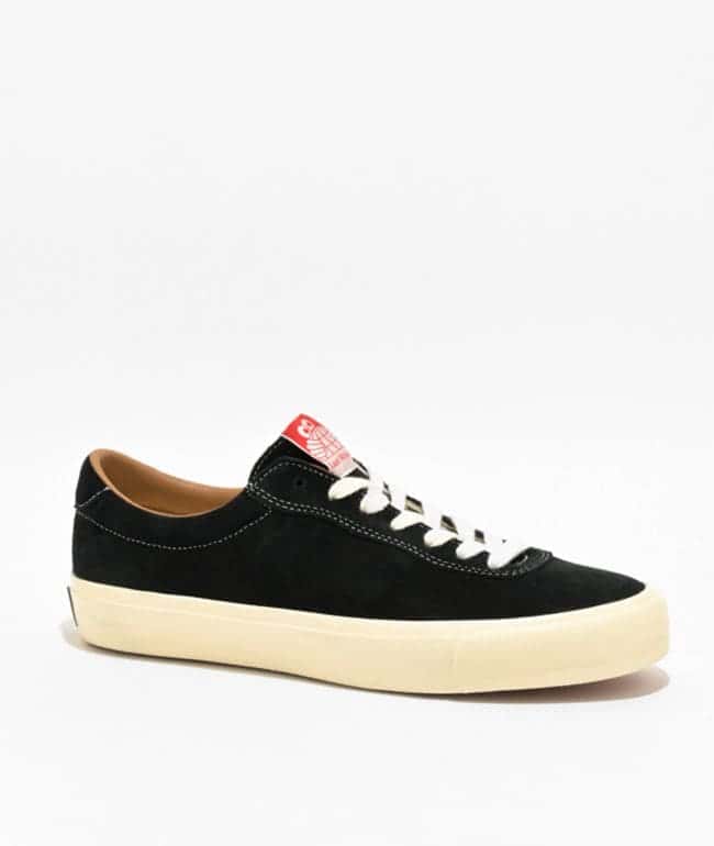 Tenis Last Resort AB VM001-LO de gamuza negra con agujetas blancas y suela vulcanizada color crudo
