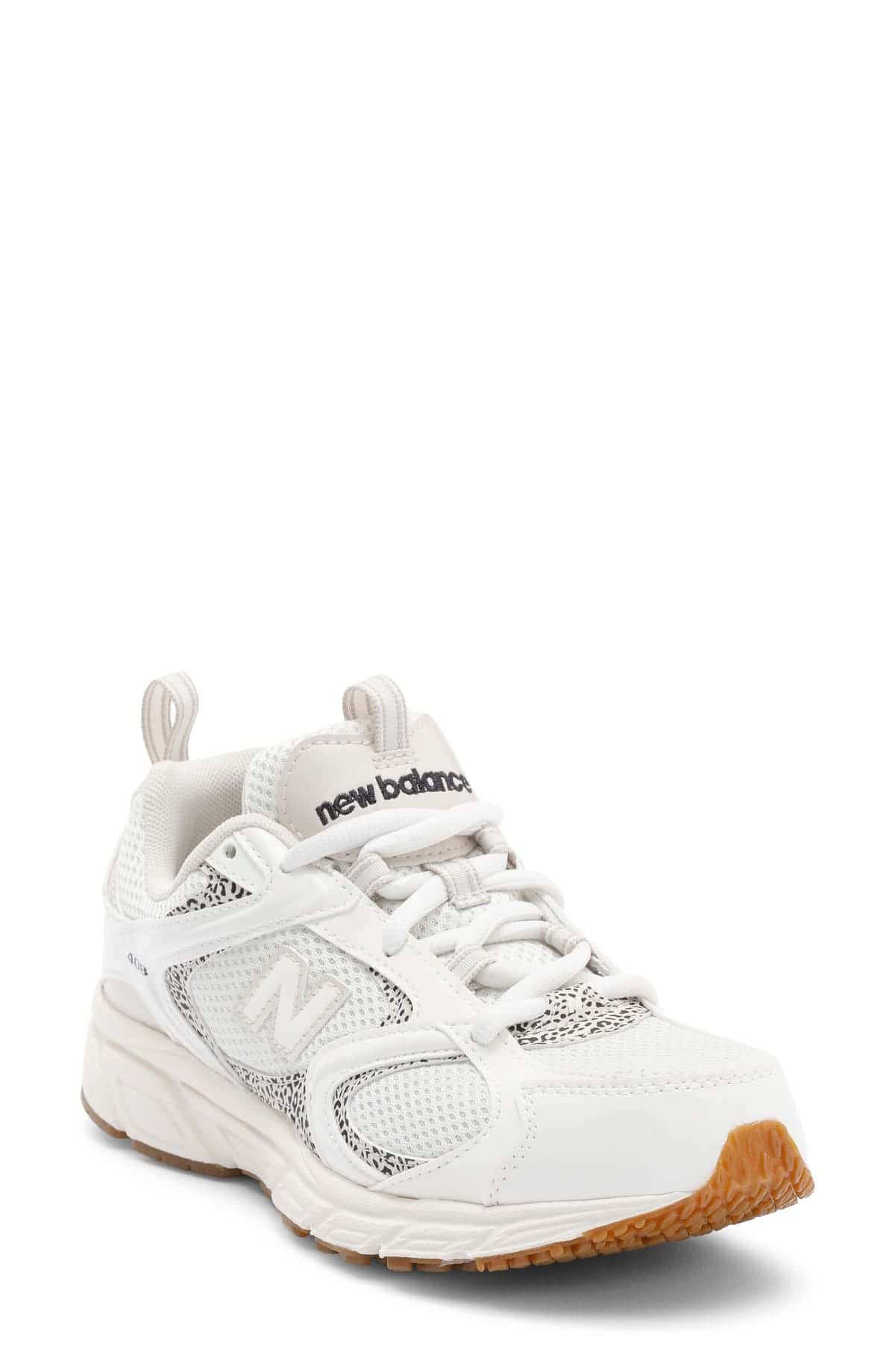 Zapatilla New Balance 408 blanca y crema, con malla, detalles en estampado animal gris y negro y suela color goma