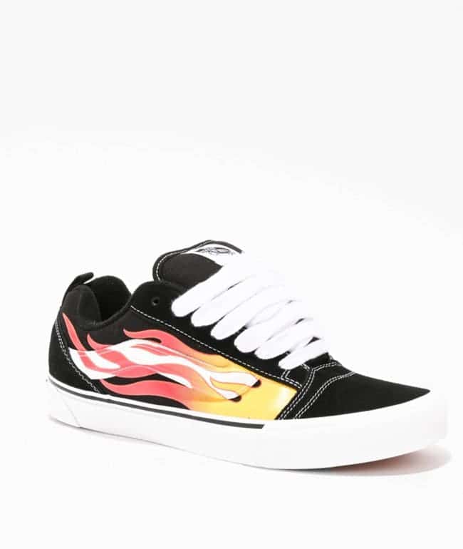 Zapatilla Vans Knu Skool negra con llamas rojas, amarillas y blancas en el lateral, lengüeta acolchada y cordones blancos gruesos