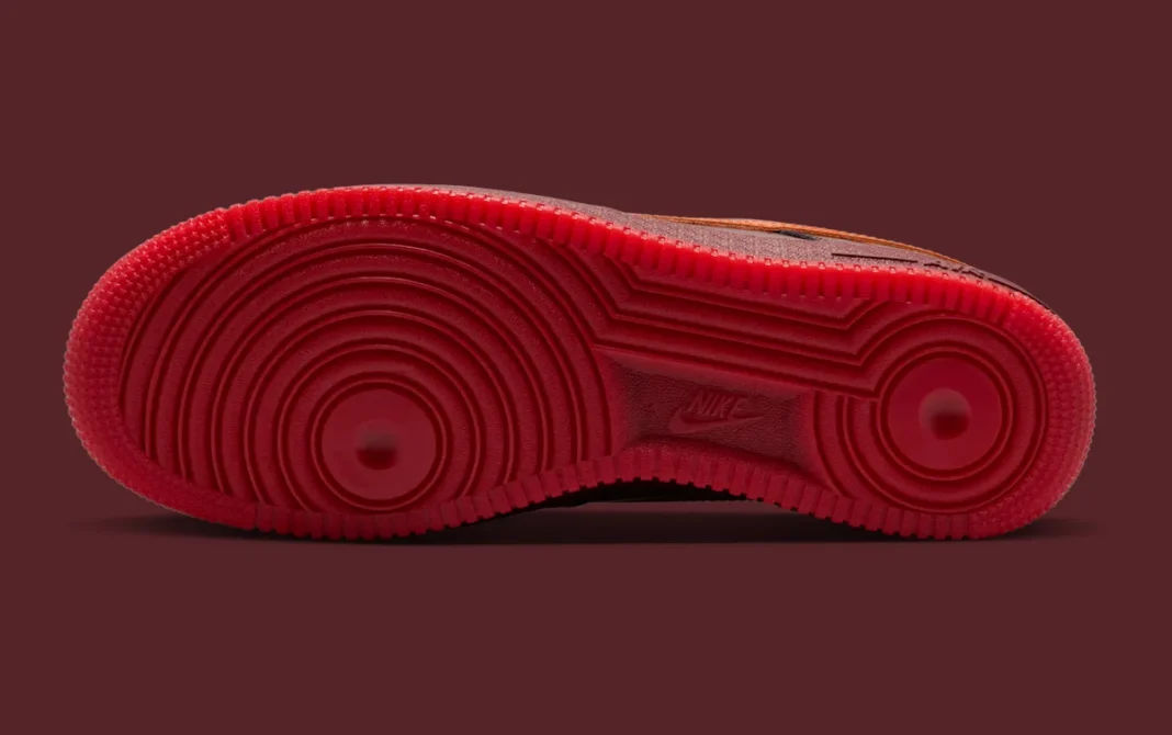 Nike Air Force 1 Low Patent Leather Dark Team Red vista lateral