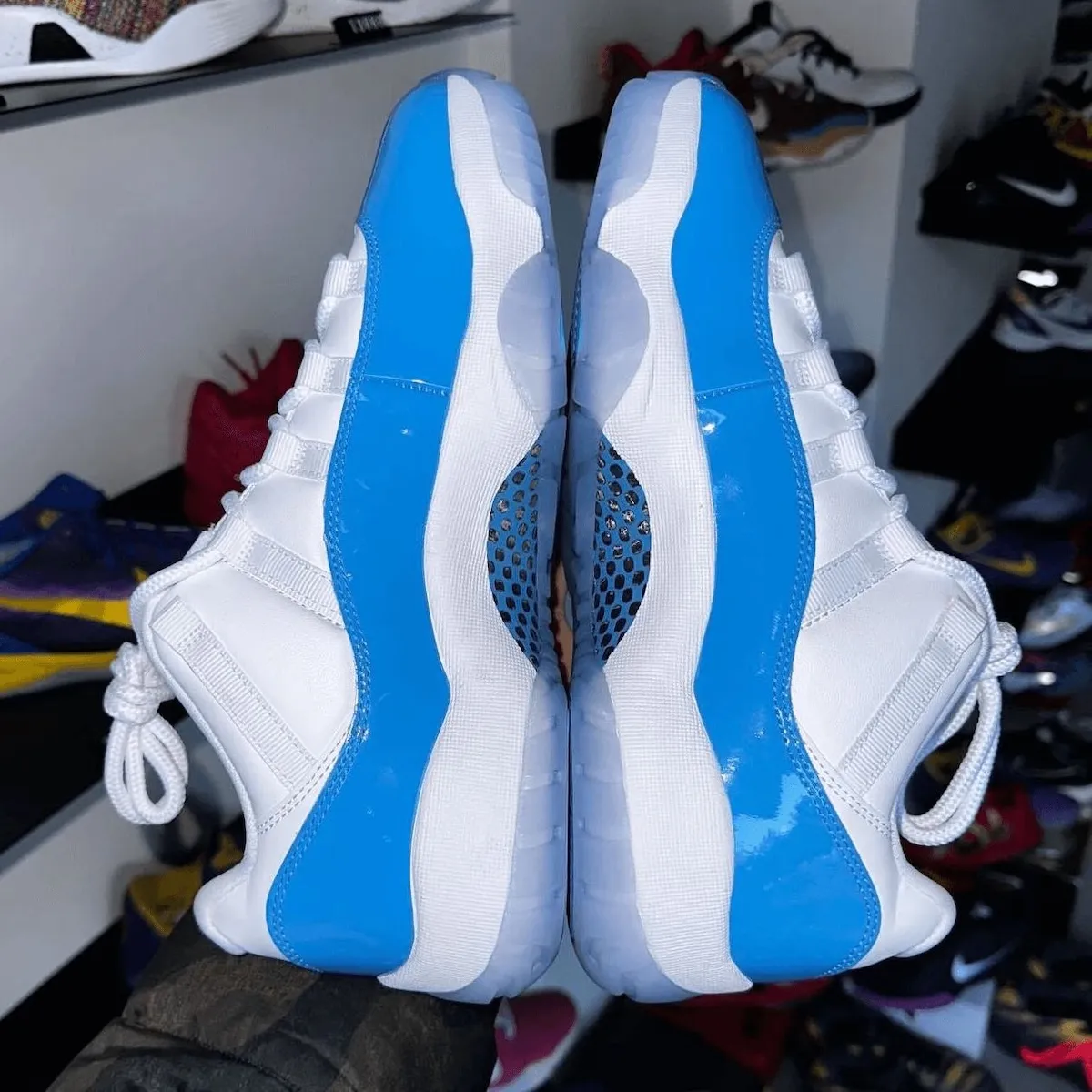 Par completo de las Air Jordan 11 Low University Blue